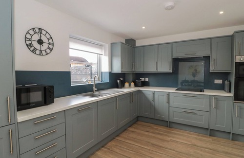 Highbridge House | 1 THE STABLES, family friendly, with open fire in Watchfield
