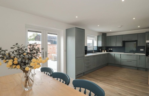 Highbridge House | 1 THE STABLES, family friendly, with open fire in Watchfield
