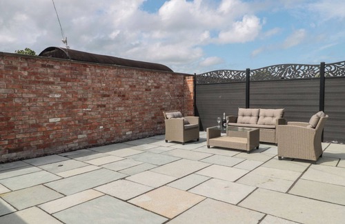 Highbridge House | 1 THE STABLES, family friendly, with open fire in Watchfield