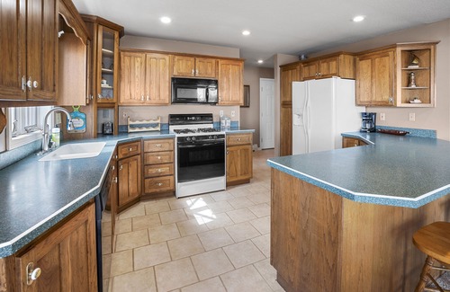 Oscoda House | #1 Thomas' Parkside Cottages, 4BR Lake Huron Beachfront w/Balcony views