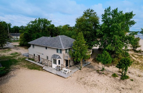 Oscoda House | #1 Thomas' Parkside Cottages, 4BR Lake Huron Beachfront w/Balcony views