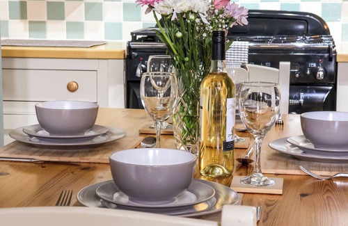 Driffield Cottage | 1 WOODS GARTH, family friendly, with a garden in Wetwang