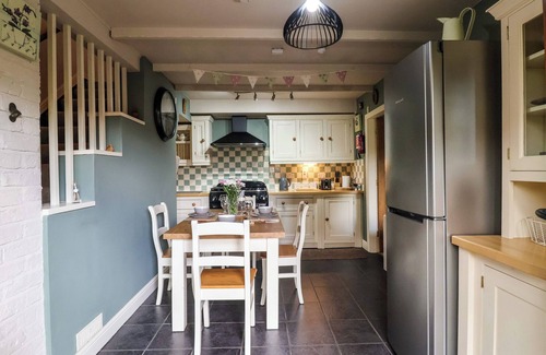Driffield Cottage | 1 WOODS GARTH, family friendly, with a garden in Wetwang