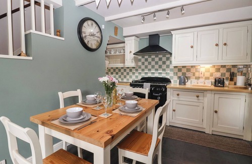 Driffield Cottage | 1 WOODS GARTH, family friendly, with a garden in Wetwang