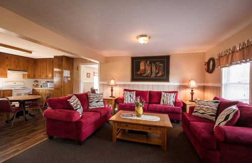Stanley House | 10-Bed Bunk House w/Hot Tub, Perfect for Group Retreats, Events, and Gatherings
