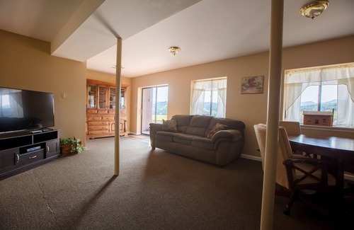 Stanley House | 10-Bed Bunk House w/Hot Tub, Perfect for Group Retreats, Events, and Gatherings