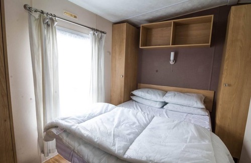 Hopton House | 10 berth caravan for hire near Great Yarmouth at Broadland Sands ref 20025BS