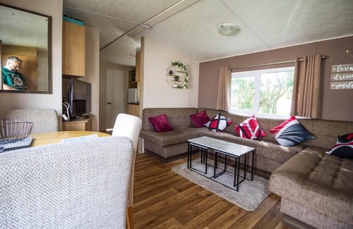 Hopton House | 10 berth caravan for hire near Great Yarmouth at Broadland Sands ref 20260BS