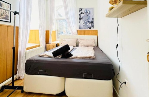Ottakring Apartment | 10 BR Apartment for Groups, 8-Min to Rathausplatz