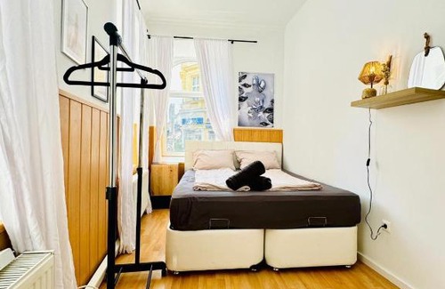 Ottakring Apartment | 10 BR Apartment for Groups, 8-Min to Rathausplatz