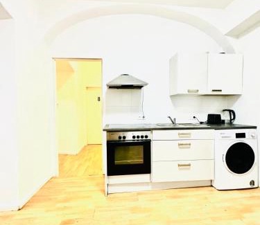 Ottakring Apartment | 10 BR Apartment for Groups, 8-Min to Rathausplatz