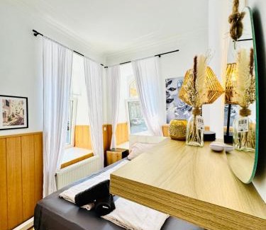 Ottakring Apartment | 10 BR Apartment for Groups, 8-Min to Rathausplatz