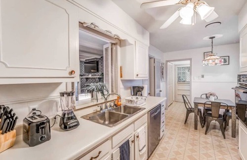 Memphis House | 10 from U of Memphis & Airport- Pinecrest Perch