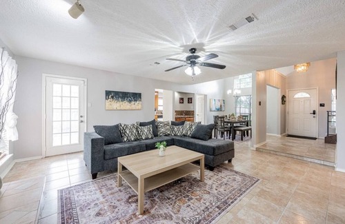 Houston House | 10 Guests cozy 5026 3BR near IAH George Bush Airport