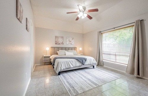 Houston House | 10 Guests cozy 5026 3BR near IAH George Bush Airport