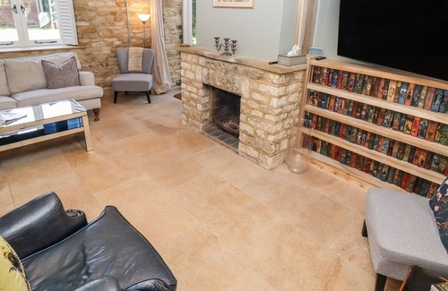 Kingham Cottage | 10 MANOR FARM CLOSE, pet friendly, with a garden in Kingham
