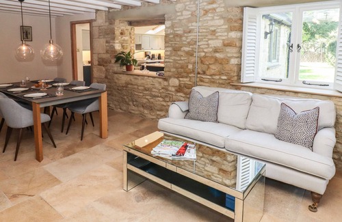 Kingham Cottage | 10 MANOR FARM CLOSE, pet friendly, with a garden in Kingham