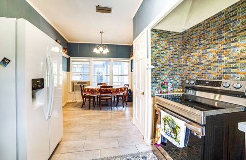 Flint House | 10 Mi to Lake Palestine: Countryside Group Getaway