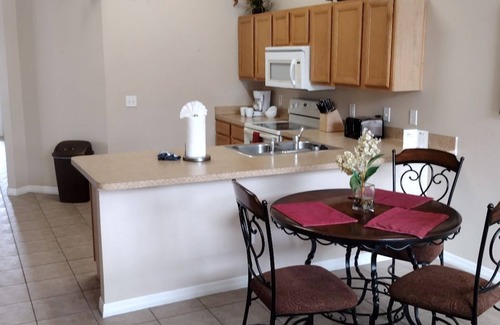 Solana House | 10 miles to Disney World, private pool and spa, guarded and gated community, washer and dryer