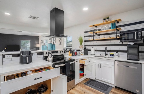 Edison House | 10 min to Downtown! Hideaway w/Mini Arcade, Fully Loaded Kitchen, 300 Mbps WiFi