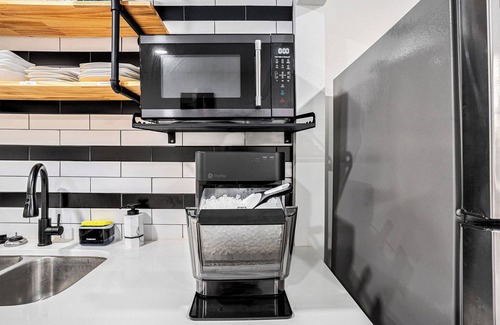 Edison House | 10 min to Downtown! Hideaway w/Mini Arcade, Fully Loaded Kitchen, 300 Mbps WiFi