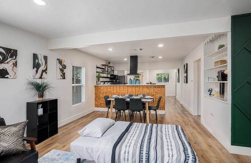 Edison House | 10 min to Downtown! Hideaway w/Mini Arcade, Fully Loaded Kitchen, 300 Mbps WiFi
