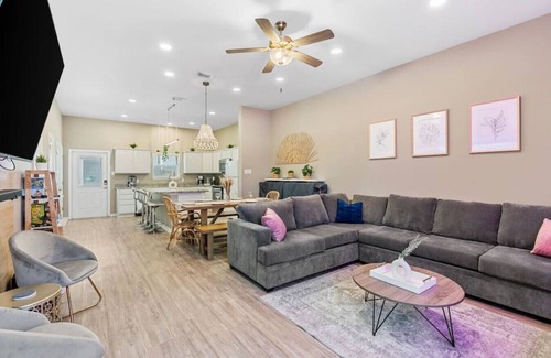 Corpus Christi House | 10 Min Walk to Beach Large Pool Beach Gear Balcony Full Kitchen WIFI