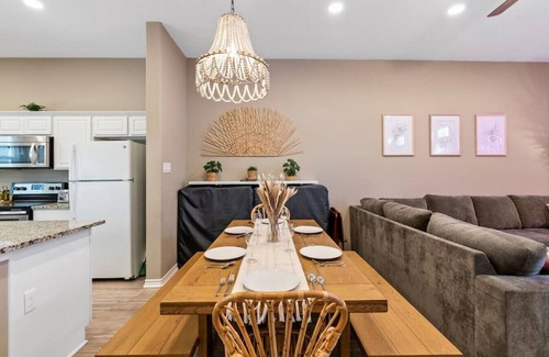 Corpus Christi House | 10 Min Walk to Beach Large Pool Beach Gear Balcony Full Kitchen WIFI