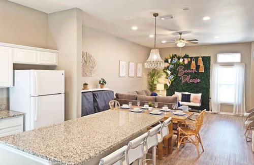 Corpus Christi House | 10 Min Walk to Beach Large Pool Beach Gear Balcony Full Kitchen WIFI