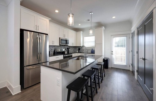 Charlotte Park Apartment | 10 Mins To Broadway - Music City Modern Townhome