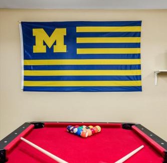 Ann Arbor House | 10 Mins To The Big House and Sleeps Up To 10 Guests