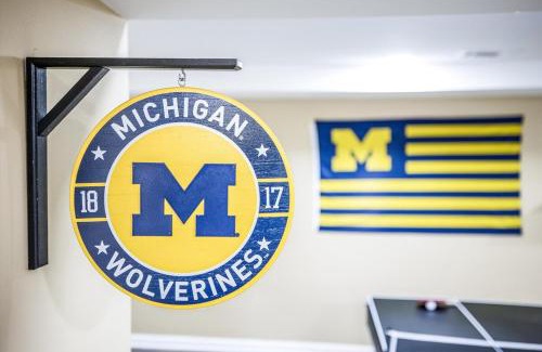 Ann Arbor House | 10 Mins To The Big House and Sleeps Up To 10 Guests