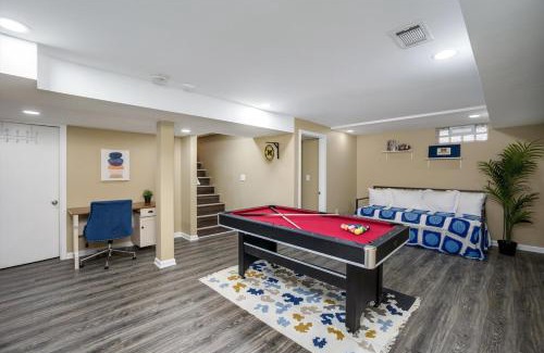 Ann Arbor House | 10 Mins To The Big House and Sleeps Up To 10 Guests