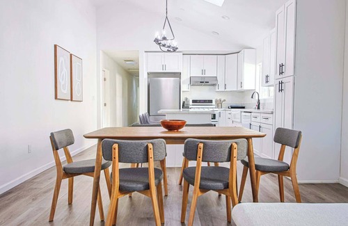 Clarkdale House | 10 mins to Venice Beach Charming 3B Home