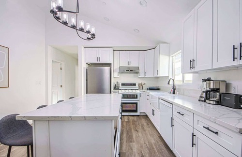 Clarkdale House | 10 mins to Venice Beach Charming 3B Home