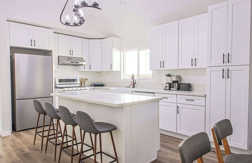 Clarkdale House | 10 mins to Venice Beach Charming 3B Home
