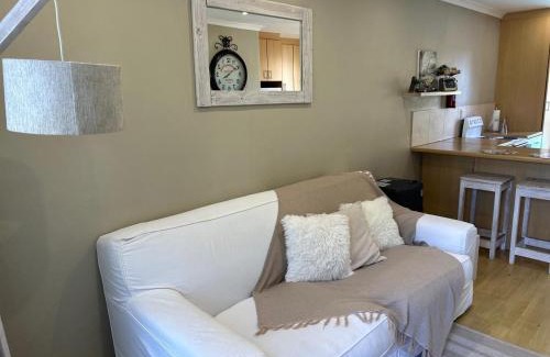 Edgemead Apartment | 10 On Ou Kraal