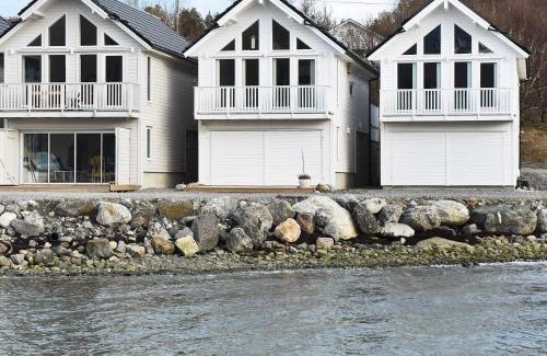 Haram House | 10 person holiday home in Brattvåg