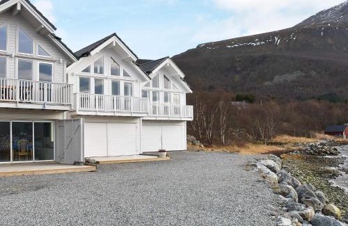 Haram House | 10 person holiday home in Brattvåg