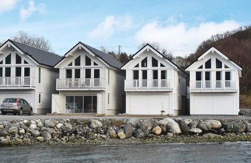 Haram House | 10 person holiday home in Brattvåg