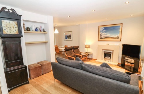 Morfa Bychan Cottage | 10 TYDDYN ADI, pet friendly, with a garden in Morfa Bychan