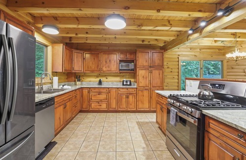 Carbon Hill Cabin | 100+ Acres- 4 Bedrooms, Sleeps 14, Hot Tub, Fire Pit & Game Room