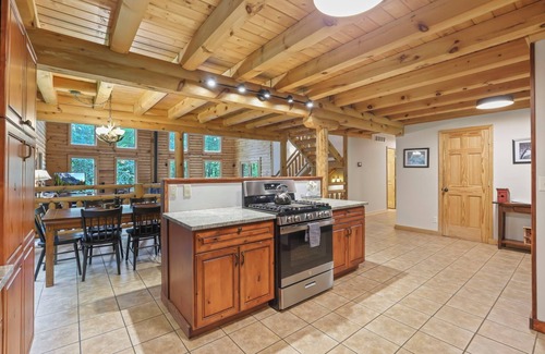 Carbon Hill Cabin | 100+ Acres- 4 Bedrooms, Sleeps 14, Hot Tub, Fire Pit & Game Room