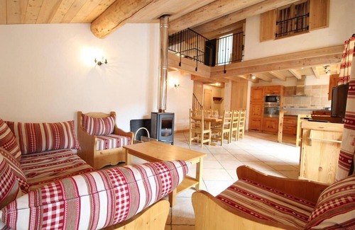 Val Cenis Apartment | 100m from ski slopes, 1st floor, balcony, fireplace or stove, tv, ski locker, 90m², Val Cenis