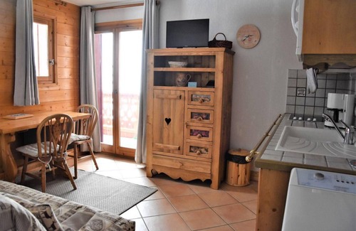 Pralognan-la-Vanoise Apartment | 100m from ski slopes, 1st floor, balcony, tv, ski locker, 25m², Pralognan-la-Vanoise