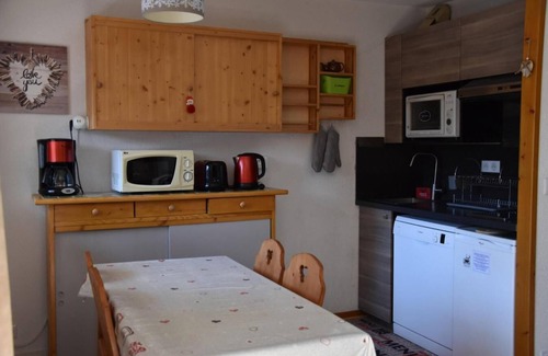 Pralognan-la-Vanoise Apartment | 100m from ski slopes, 2nd floor, balcony, tv, ski locker, 34m², Pralognan-la-Vanoise