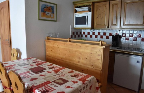 Pralognan-la-Vanoise Apartment | 100m from ski slopes, 1st floor, balcony, parking, tv, ski locker, 40m², Pralognan-la-Vanoise