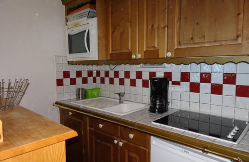 Pralognan-la-Vanoise Apartment | 100m from ski slopes, 1st floor, balcony, parking, tv, ski locker, 40m², Pralognan-la-Vanoise