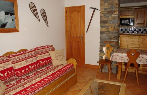 Pralognan-la-Vanoise Apartment | 100m from ski slopes, 2nd floor, terrace, parking, tv, ski locker, 44m², Pralognan-la-Vanoise