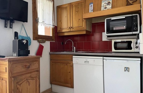 Pralognan-la-Vanoise Apartment | 100m from ski slopes, 1st floor, balcony, tv, ski locker, 44m², Pralognan-la-Vanoise